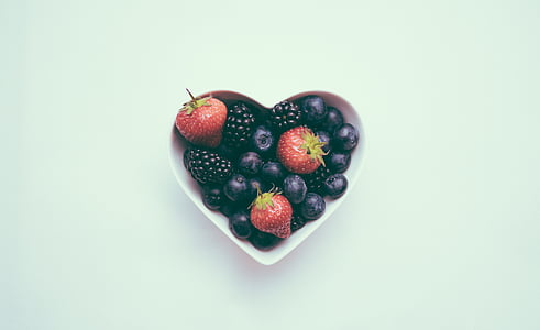 druvor, jordgubbar, hjärtat, formade, keramiska, fallet, hälsa