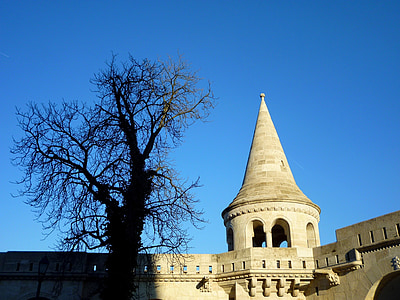 Budapešť, Buda, okolie zámku, Fishermen's bastion, drevo, svetlo, tieň