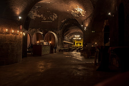 Cave, vin, tonneaux de vin, conservation du vin, baril, Keller, vigneron