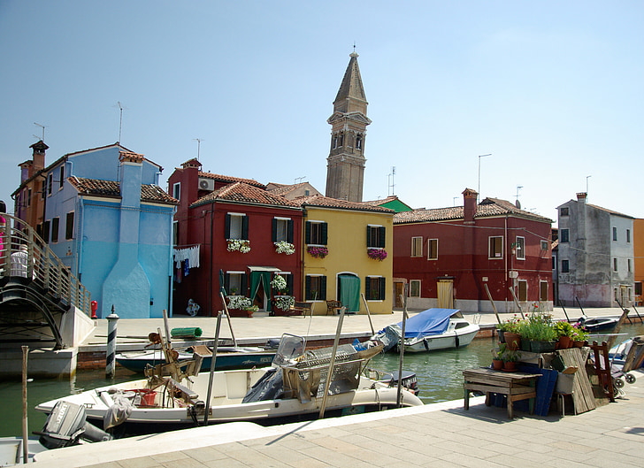 Italija, Burano sala, spalvoti namai, kanalas, varpinės bokštas
