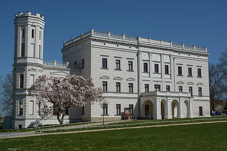 Castelul, Monumentul, Luzaţia