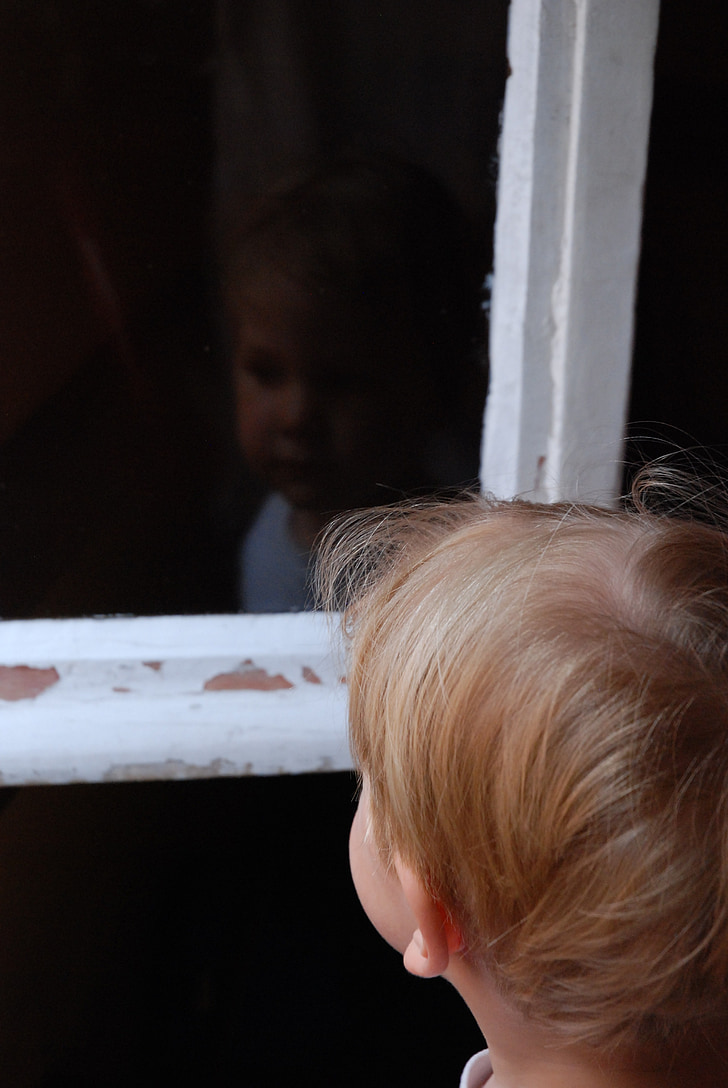 otrok, okno, odsev