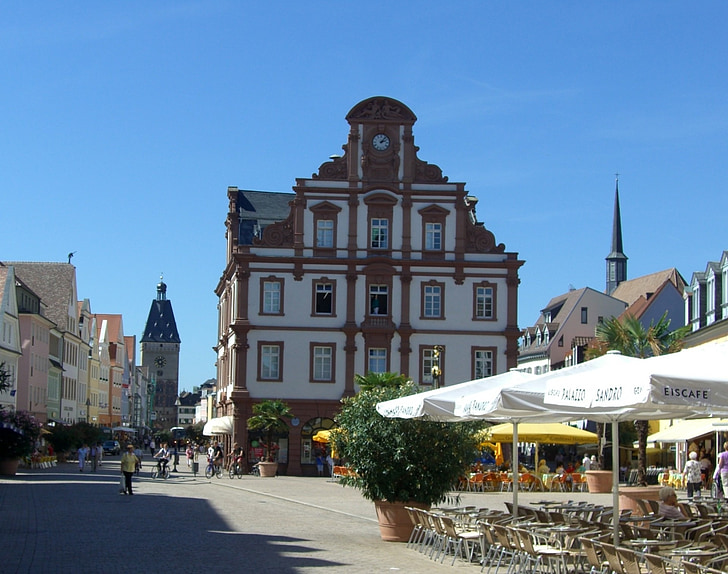Speyer, Maximilianstrasse, régi kapu, régi érme, utcai kávézó