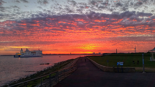 Portsmouth, loď, slunce, obloha, červená, oranžová, krajina
