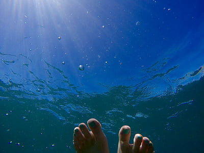 подводни, крака, вода, слънчева светлина, плуване
