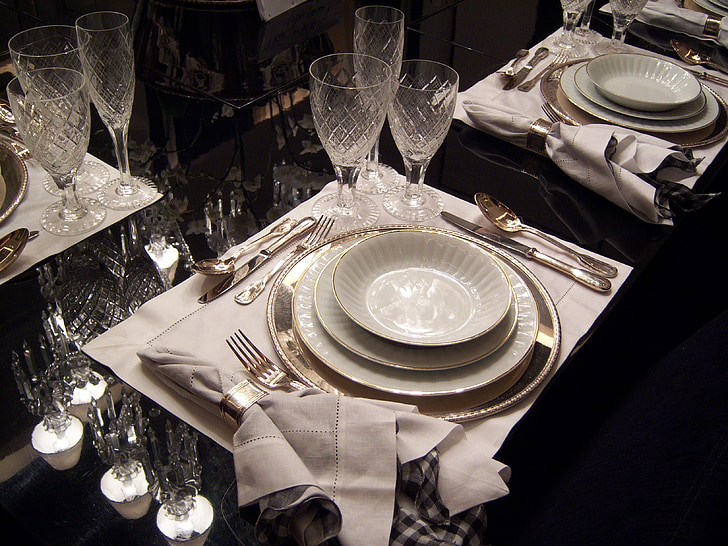 taula de menjador, plats, coberts, bols, escriptori ordenada, placa, taula
