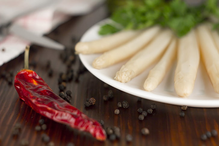 paprika, asparagus, plate, pepper, cutlery
