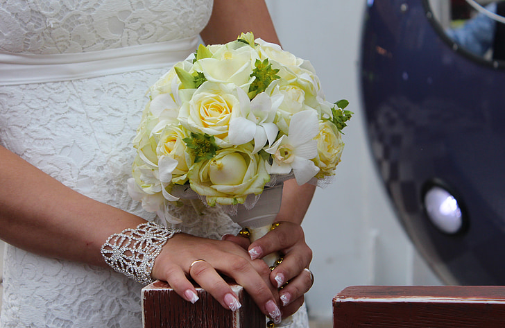 Svatba, kytice, růže, šaty, náramek, manikúru, Prsten