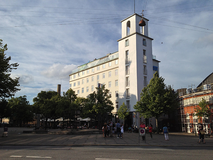Nordic, pohľad z ulice, budova, modrá obloha a biele oblaky