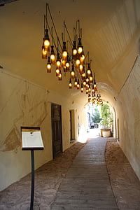 priechod, House passage, tunel, svetlo, osvetlenie, komerčné budovy, klenba