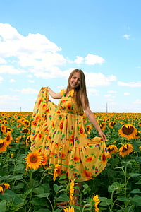 saulespuķes, meitene, kleita, dzeltena