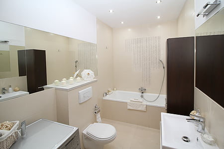 Szabad fotó: fürdÅszoba, wc, fürdÅ, tükör, apartman, szoba, ház ... Fürdőszoba wc