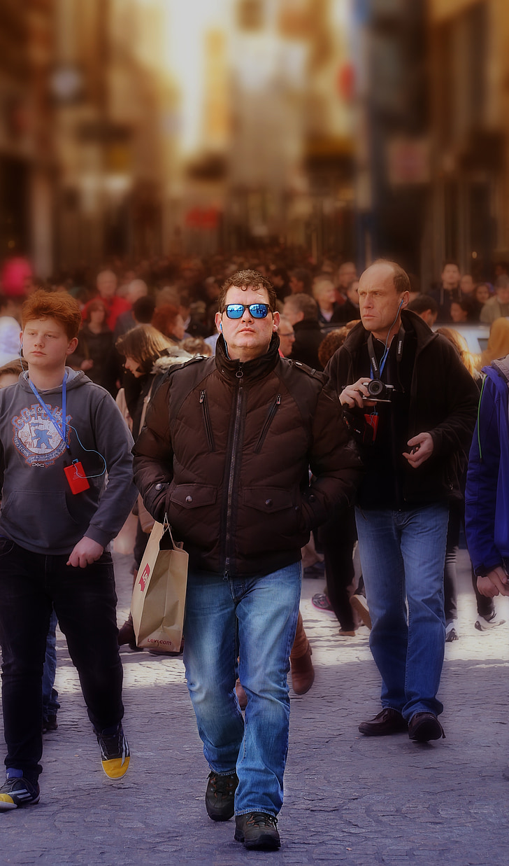 home, ulleres, la multitud, carrer