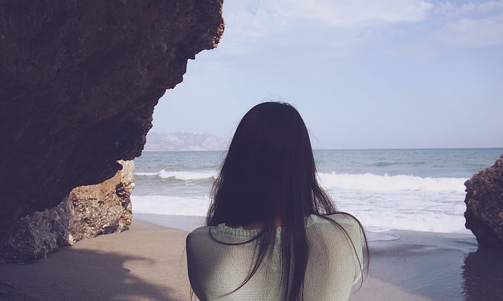 Děvče, dlouhé vlasy, brunetka, pláž, vlny, voda, písek