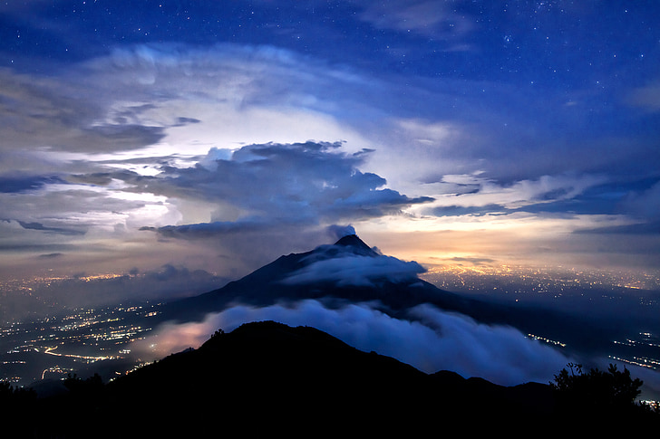 Merapi, céu estrelado, cúmulo-nimbo, luzes da cidade, Yogyakarta, Ilha de Java, Indonésia