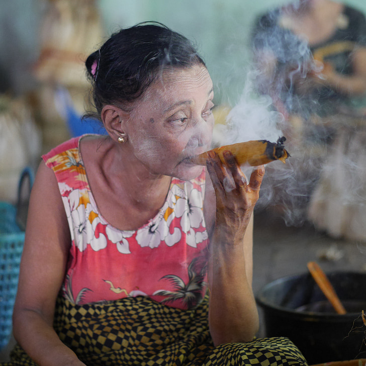 keelatud, Myanmari, tabbak, tabbakblatt, naine, raucherin, vana