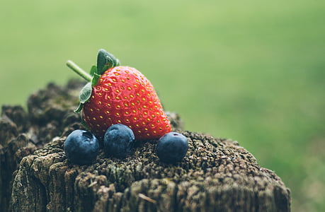 strawberry, blueberry, fruits, food, blur, wood, fruit
