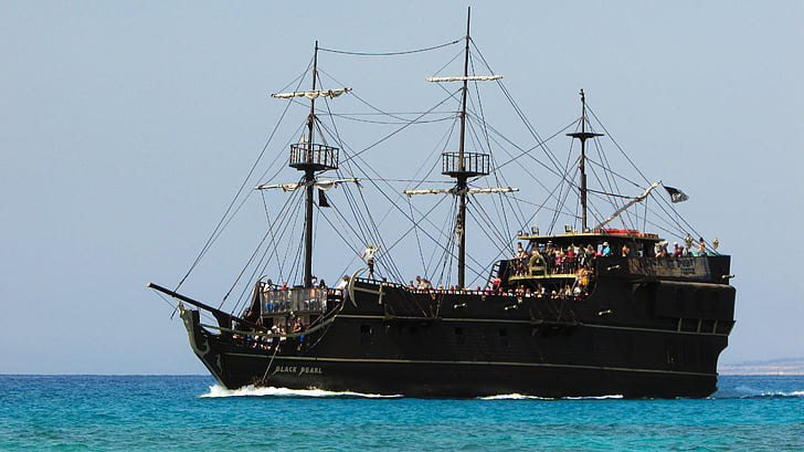 potniška ladja, Ciper, Ayia napa, turizem, počitnice, rekreacija, piratsko ladjo