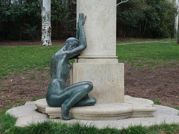 sculpture, women, bronze, knees, arms, park, green