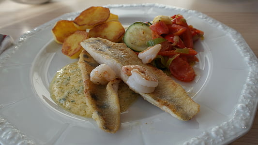 filet z sandacza, szczupaki (Zander), ryby, warzywa, ziemniak, zjeść posiłek, jeść