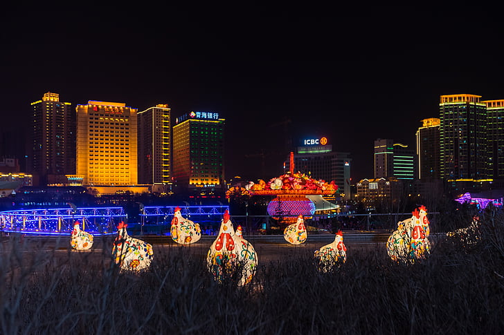 Kinų Naujieji metai, Xining centro aikštė, formos žibintai, naktį, miesto peizažas