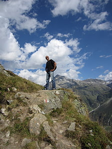 homem, topo da montanha, Alpes, Suíça, ensolarado, nuvens brancas