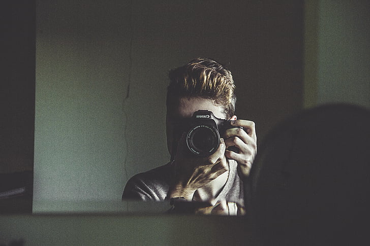 homem, marrom, camisa, tendo, espelho, selfie, câmera