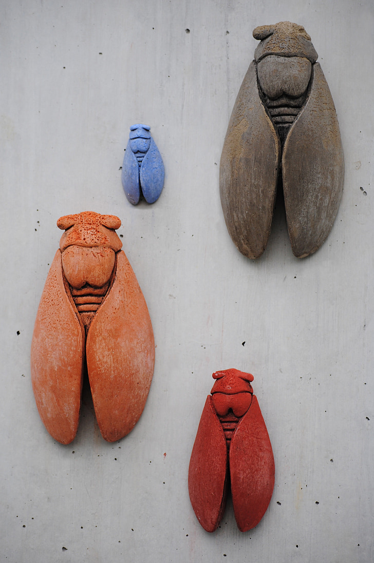 barbecue, cigales, insect, clay figures, painted, ochre colours, natural pigments