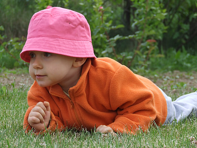 dítě, růžová čepice, dudlík, malé, procházení, tráva