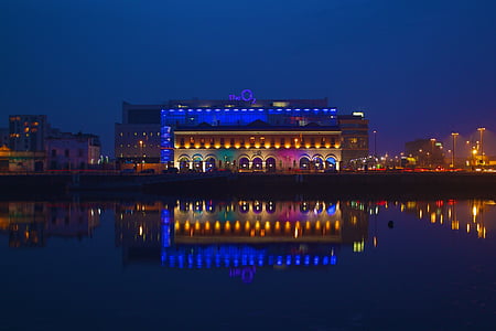 панорамна, фотография, сграда, близо до, тяло, вода, нощ