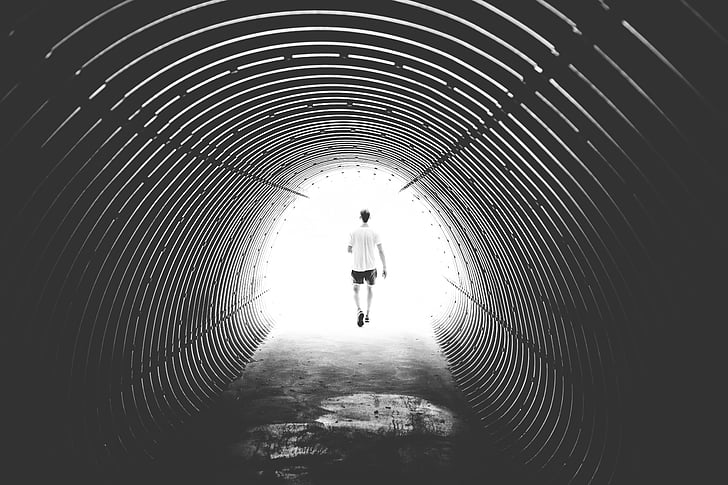 zwart-wit, licht, man, persoon, solo, tunnel, wandelen