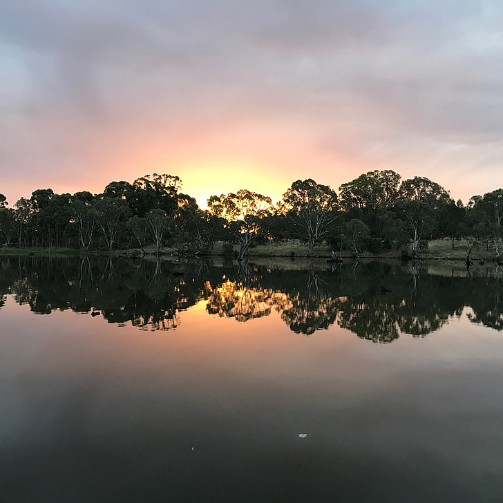 image miroir, eau, déversoir de Goulburn, Nagambie, Victoria, coucher de soleil