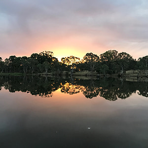 imagen de espejo, agua, vertedero de Goulburn, Nagambie, Victoria, puesta de sol