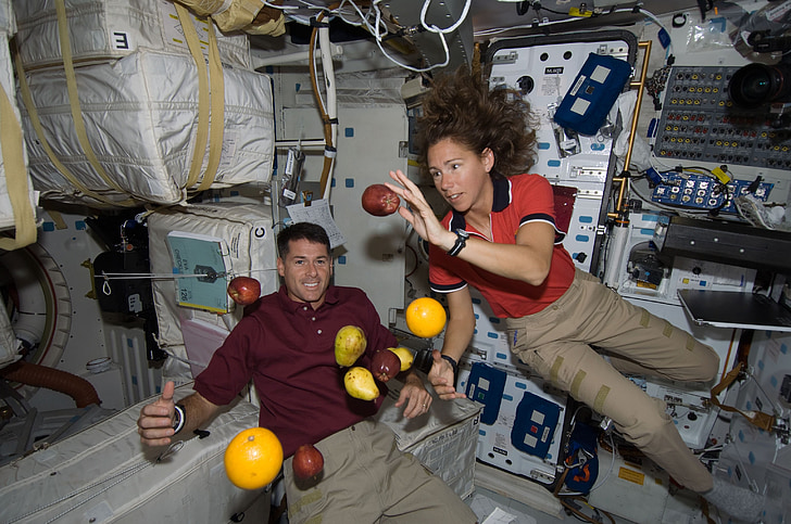 astronautes, flotant, fruita, espai, ingravidesa, nau espacial, missió