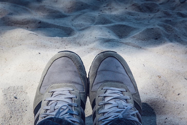paplūdimys, kojos, avalynė, smėlio, batai, sportiniai bateliai, batų