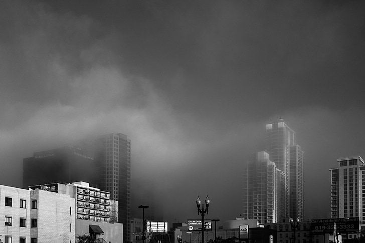 maglovito, Slaba kiša, oblaci, linija horizonta, grad, crno i bijelo, arhitektura