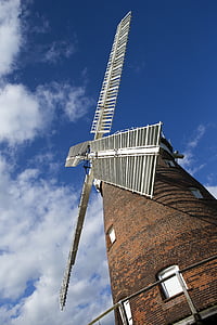 Thaxted, Essex, l’Angleterre, moulin restauré, voiles blanches, brique rouge, pittoresque