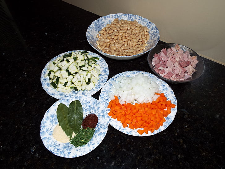 soupe, recette, carottes, oignons, haricots, courgettes, jambon