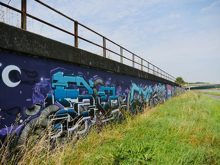 Tags, Street-art, Mons, Brücke
