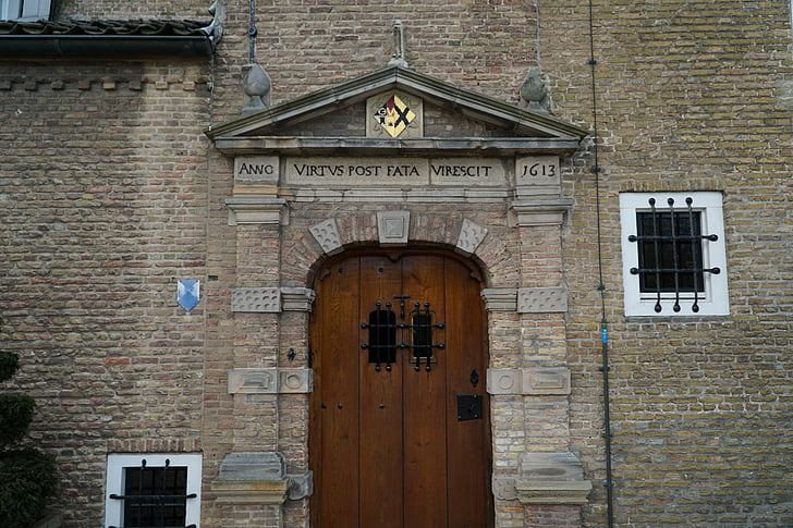 porta del castell, entrada del castell