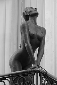 estatua de, latón, mujer, desnudo, senos, balcón, arte