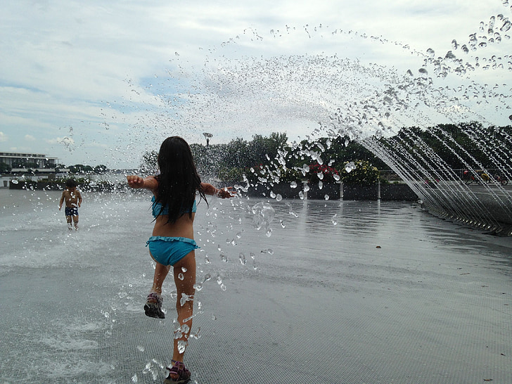 l'aigua, Jocs d'aigua, diversió d'estiu, raigs d'aigua, aigua corrent
