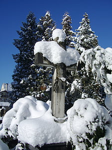 Cruz de pedra, túmulo, tumba, cobertura de neve, céu azul, Inverno, neve