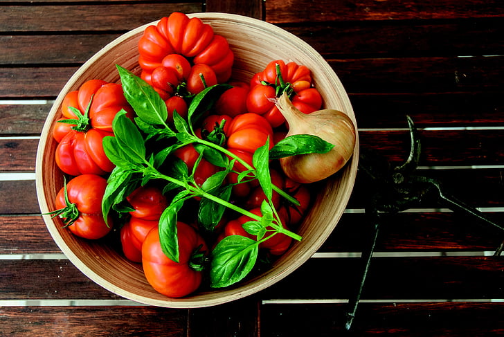 tomates, albahaca, tijeras, tazón de fuente, rojo, verde, cosecha