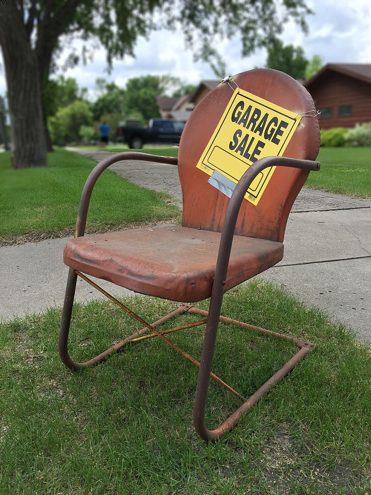 garage försäljning tecken, rostig, Rostig metall stol, Vintage, gammal gräsmatta stol, metall gräsmatta stol, rostiga