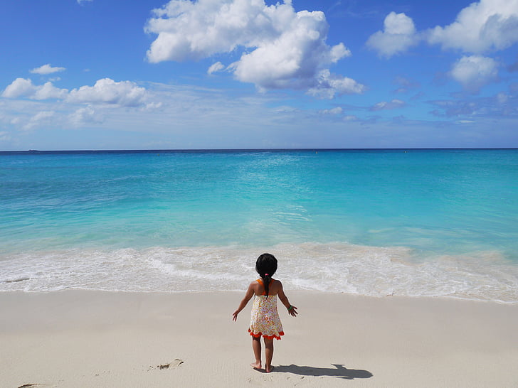 jūra, paplūdimys, mergaitė, smėlio, vaikas, mėlynas vanduo, vasaros