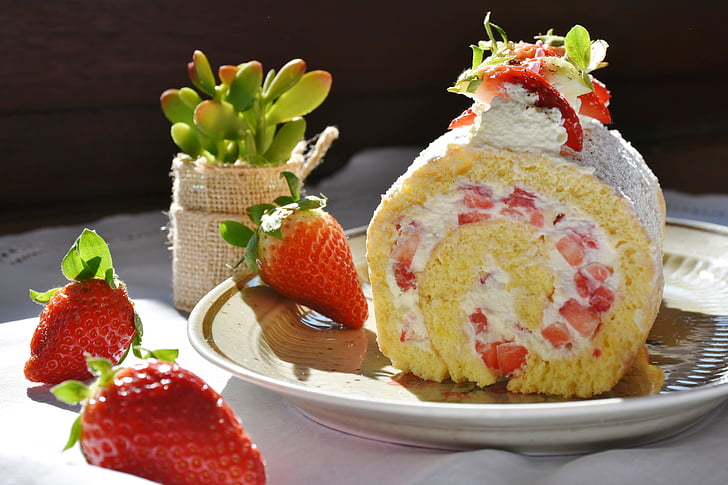 Strawberry rulle, jordgubbe, Jordgubbstårta, Bisquit, bisquitrolle, grädde, tårta