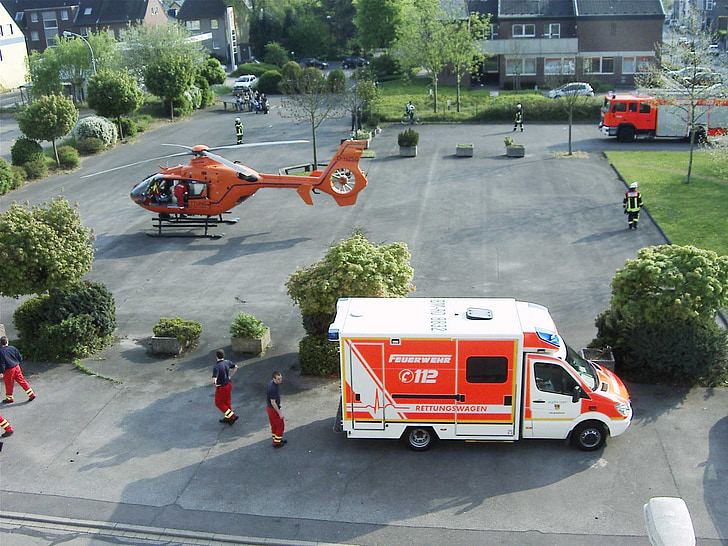 ambulance, vagtlæge, ambulance helikopter, luft redning, førstehjælp, brand