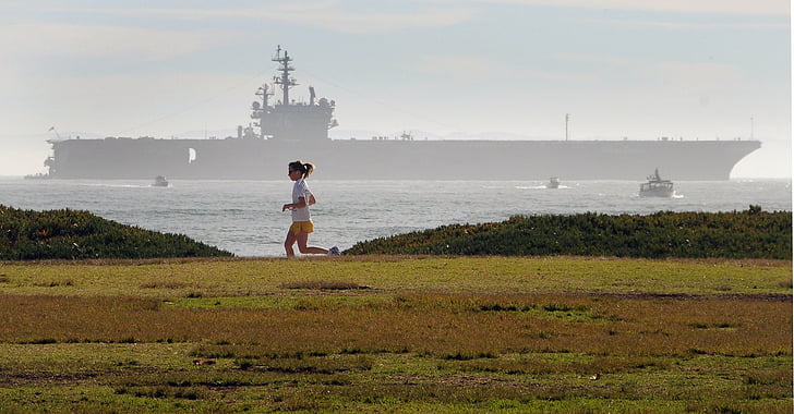 jogger féminin, porte-avion, bord de mer, océan, faire du jogging, remise en forme, exercice