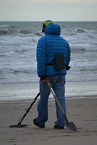 caçador de fortuna, homem, pessoas, mar, praia, roupas de inverno, detector de metais